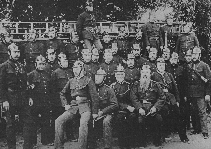 Am 14. Oktober 1895 folgte der Pflichtfeuerwehr die Freiwillige Feuerwehr Schlangen. Das Foto ist 1897 entstanden. Hintere Reihe von links: Göke, Brenker, Solle, Lüning, Müller, Budde, Neese, Reckemeier, Blanke, Schomann, Rebbe. - Mittlere Reihe: Schlüter, Runte, Grünewald, Lahme, Lübbertsmeier, Ellerbrok, Hofschlag, Althaus, Krieger, Benkelberg, Huneke, Poppe, Blanke, Haase, Sibille. - Vorn: Dierksmeier, Poppe, Schäferjohann, Stetza, Lücking. Fotos: G. Poppe